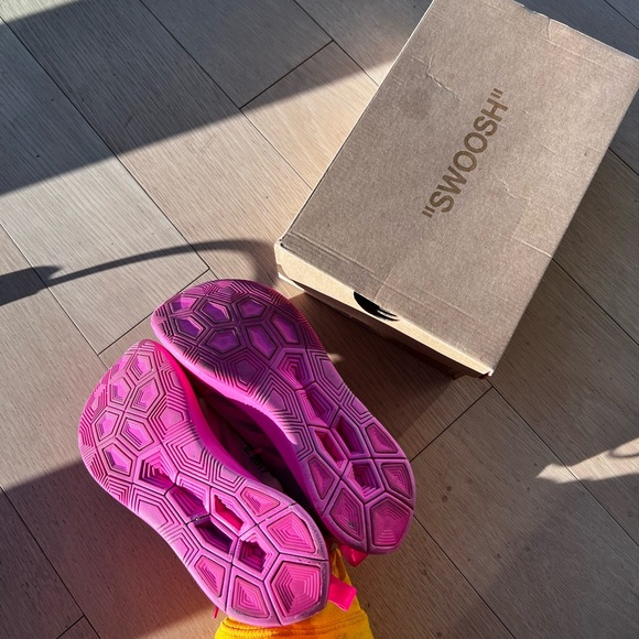Off-White x Nike
Zoom Fly Pink Sneakers - Picture 3 of 3